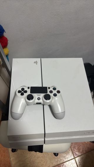 PS4 (PlayStation 4) Blanca, poko uso y con juegugo