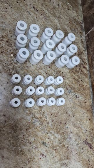 Aisladores de porcelana antiguos