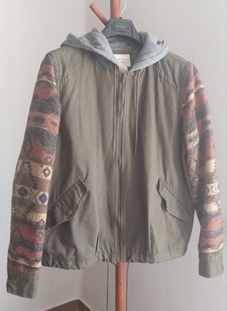 Parka Forever 21 verde con mangas estampadas