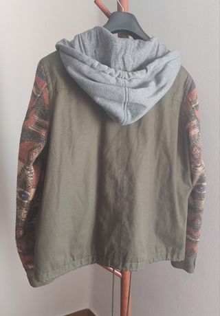 Parka Forever 21 verde con mangas estampadas