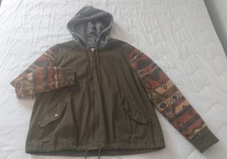 Parka Forever 21 verde con mangas estampadas