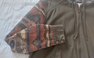 Parka Forever 21 verde con mangas estampadas