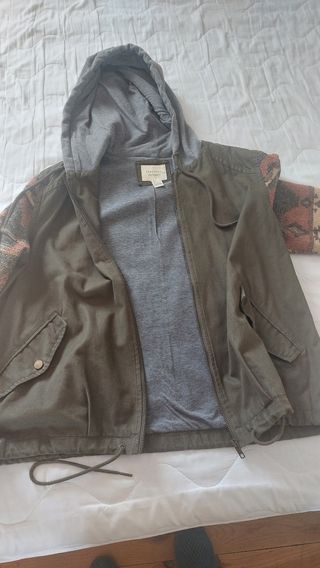 Parka Forever 21 verde con mangas estampadas
