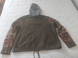 Parka Forever 21 verde con mangas estampadas