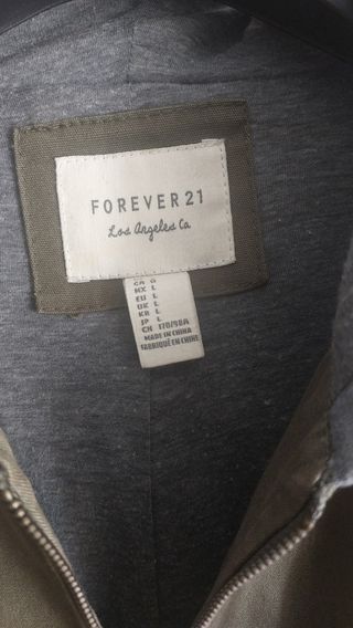 Parka Forever 21 verde con mangas estampadas