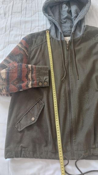 Parka Forever 21 verde con mangas estampadas