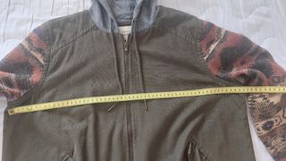 Parka Forever 21 verde con mangas estampadas