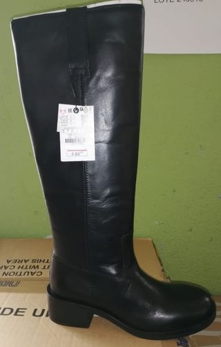 Botas altas Zara negras .