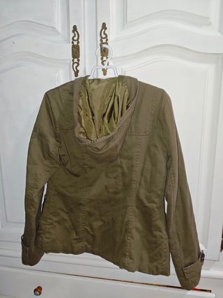 Chaqueta Stradivarius verde militar Talla S