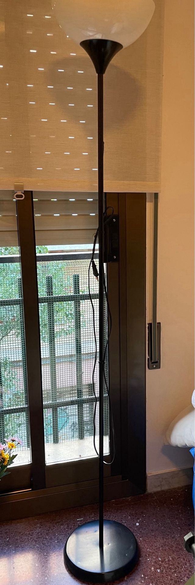 Lampada da terra in bianco e nero