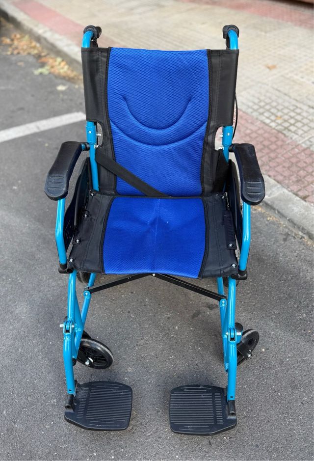 Silla de ruedas plegable con ruedas pequeñas