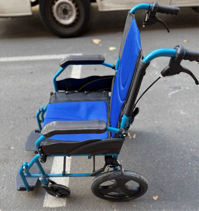 Silla de ruedas plegable con ruedas pequeñas