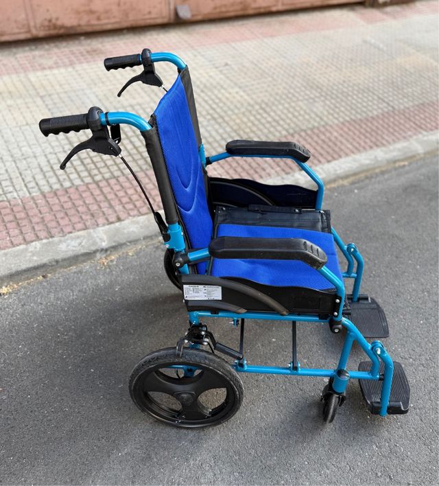 Silla de ruedas plegable con ruedas pequeñas