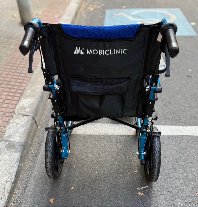 Silla de ruedas plegable con ruedas pequeñas