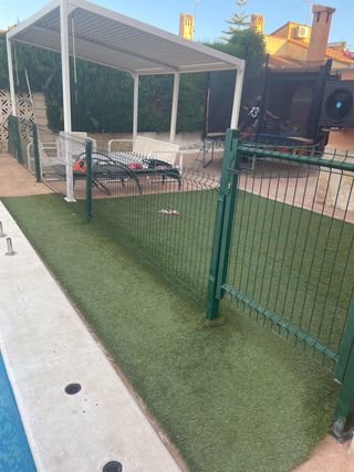 Reja para protección de piscina u otros espacios