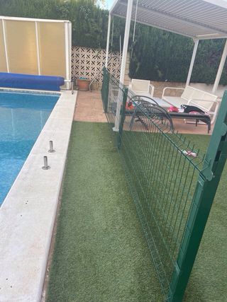 Reja para protección de piscina u otros espacios
