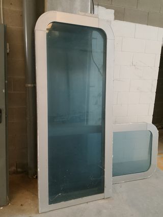 Ventana de aluminio con diseño con cristal azulado