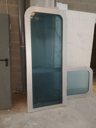 Ventana de aluminio con diseño con cristal azulado