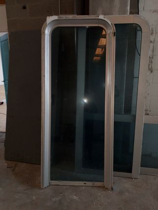 Ventana de aluminio con diseño con cristal azulado