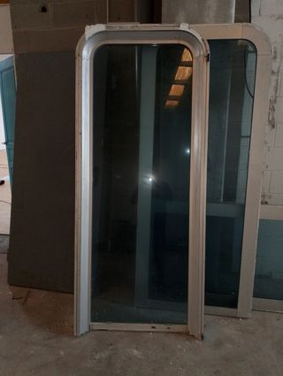 Ventana de aluminio con diseño con cristal azulado