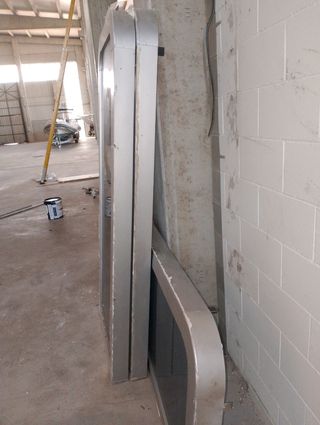 Ventana de aluminio con diseño con cristal azulado