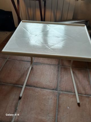 Mesa plegable de plástico y madera