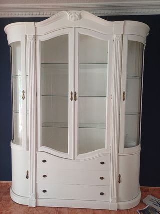 Vitrina de comedor blanca con detalles dorados