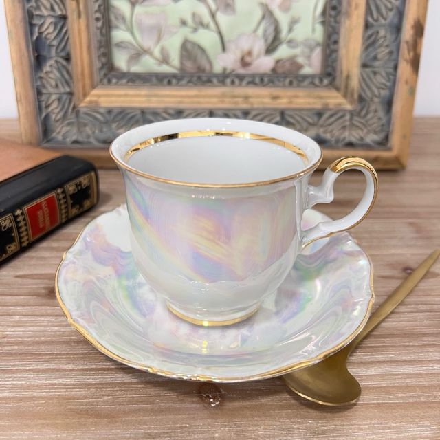 Taza y plato Bavaria porcelana lustre metálico.