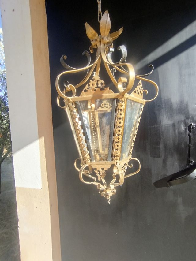 Farol antiguo de metal y cristal