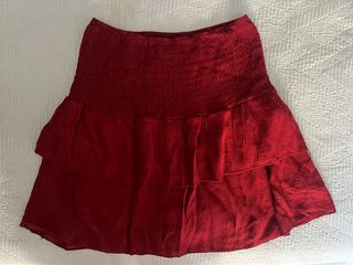 Falda corta roja con volantes