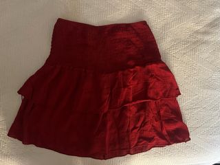 Falda corta roja con volantes
