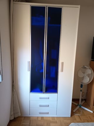 Armario blanco con puertas de cristal azul
