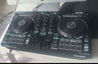 Controladora Roland DJ-202.
Mesa DJ.