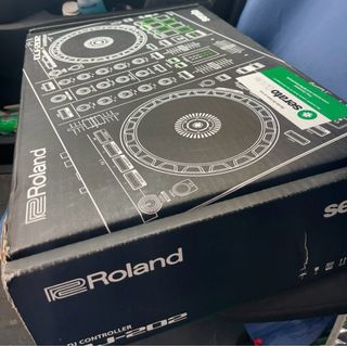 Controladora Roland DJ-202.
Mesa DJ.