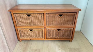 Mueble rústico con cestas de mimbre