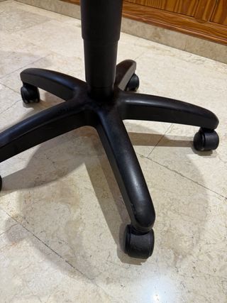 Silla giratoria con respaldo y ruedas