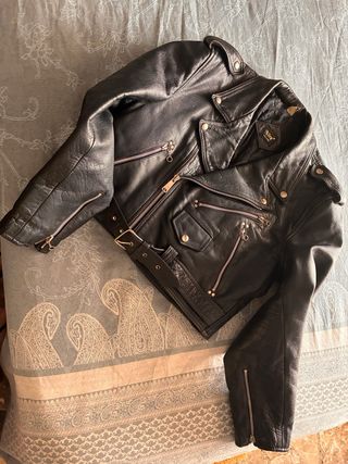 Cazadora negra de cuero,cruzada.