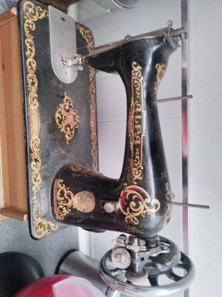 Máquina de coser antigua Alfa