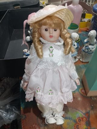 Bambola di porcellana con cappello