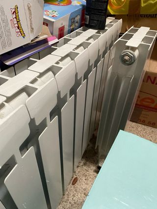 Radiadores de agua metálicos blancos