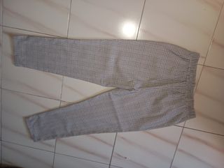 Pantalones de cuadros grises y blancos