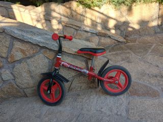 Bicicleta sin pedales roja