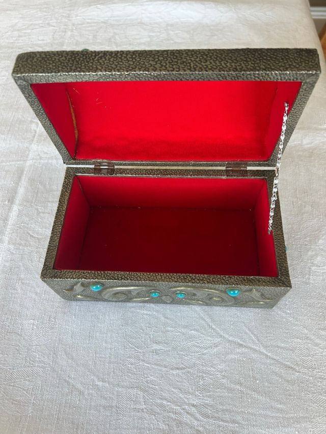 Caja de estaño repujada con turquesas