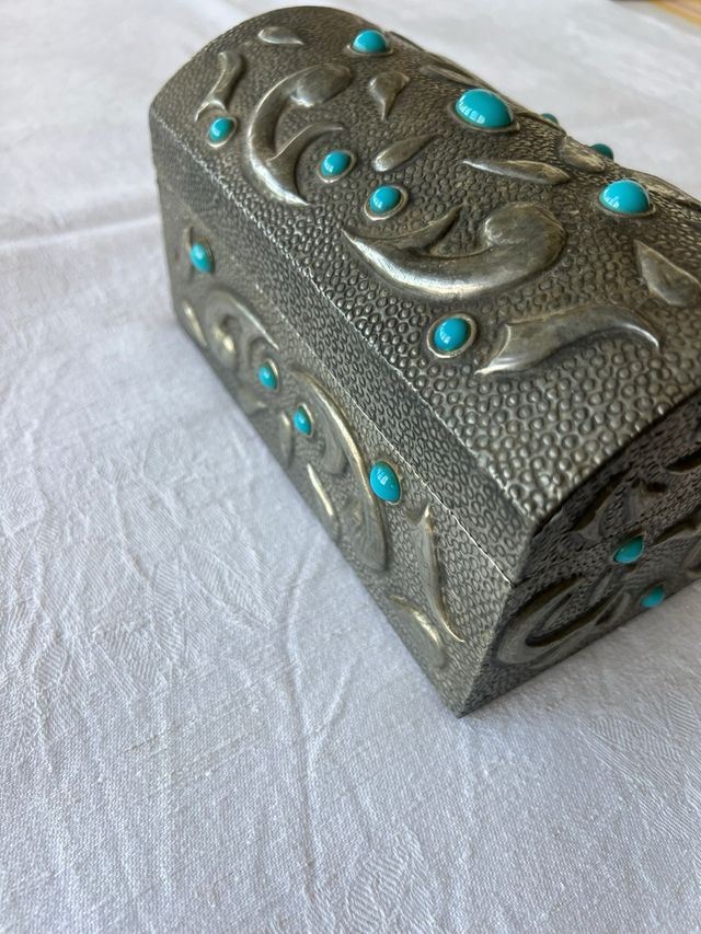 Caja de estaño repujada con turquesas