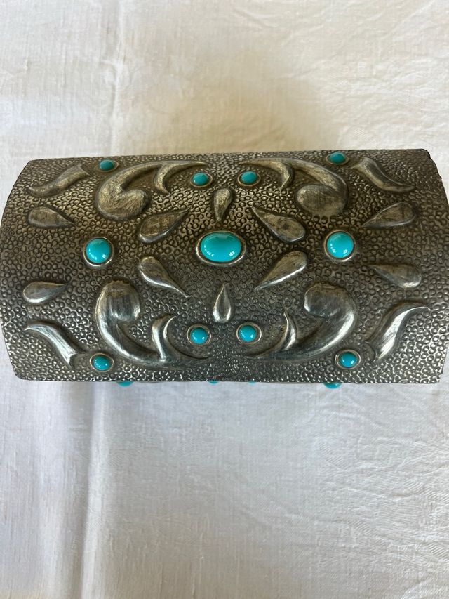 Caja de estaño repujada con turquesas