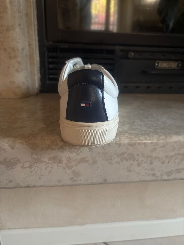 Sneakers bianche con strisce colorate