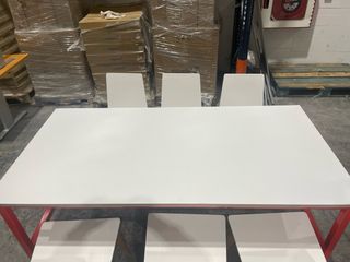 Mesa blanca con 6 sillas rojas