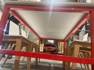 Mesa blanca con 6 sillas rojas