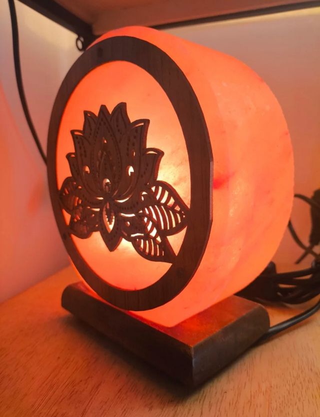 Lámpara Sal Himalaya Flor de Loto Madera