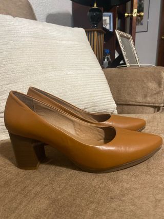 Zapatos de tacón marrones
